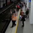 Sydney, sviene cadendo sui binari