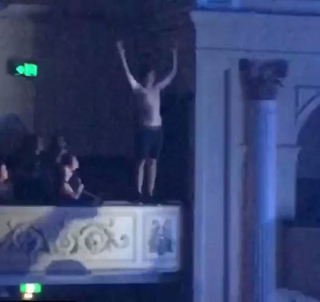 Stage diving fallisce miseramente 20enne sbatte con la faccia