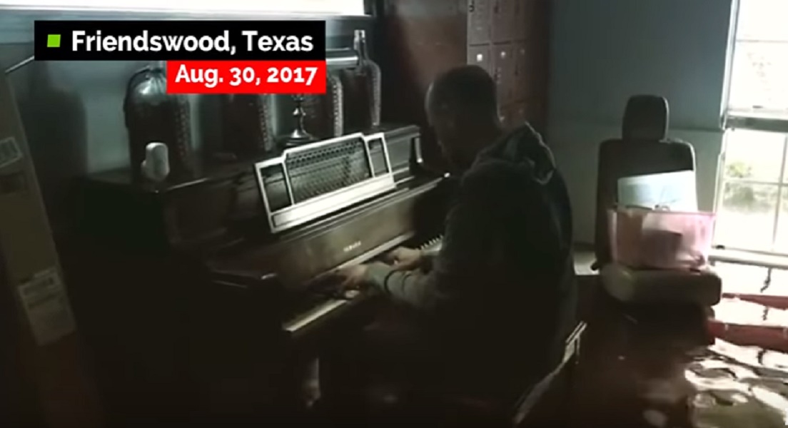 Uragano Harvey, suona il piano per il figlio nella casa allagata