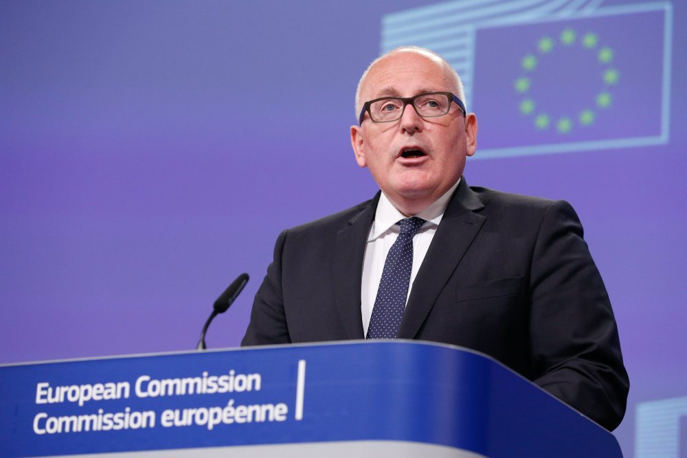 Timmermans (Ue): "Grazie Gentiloni, sbarchi dimezzati, ora campi Onu in Libia"