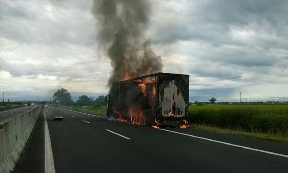 A26, Tir prende fuoco tra Capriata e Predosa: 4 km di coda