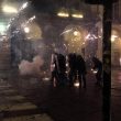 G7 Torino, manifestanti lanciano fumogeni e petardi: polizia carica03