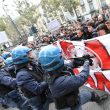 G7 Torino, manifestanti lanciano fumogeni e petardi: polizia carica06