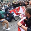 G7 Torino, manifestanti lanciano fumogeni e petardi: polizia carica07