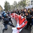 G7 Torino, manifestanti lanciano fumogeni e petardi: polizia carica08