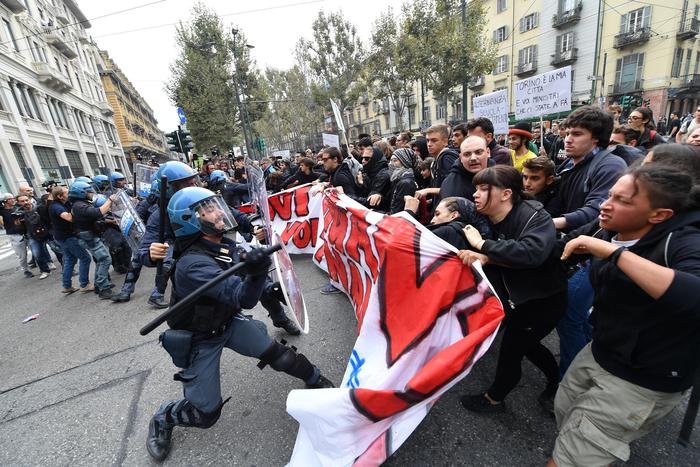 G7 Torino, manifestanti lanciano fumogeni e petardi: polizia carica08