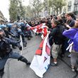 G7 Torino, manifestanti lanciano fumogeni e petardi: polizia carica09