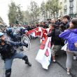 G7 Torino, manifestanti lanciano fumogeni e petardi: polizia carica10