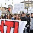 G7 Torino, manifestanti lanciano fumogeni e petardi: polizia carica15