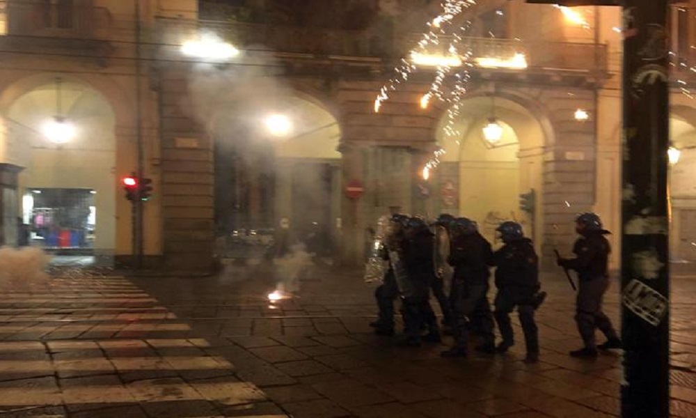 G7 a Torino, scontri nella notte: fuochi d'artificio contro gli agenti, alcuni feriti