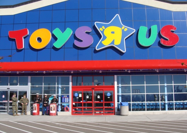Toys 'R Us in bancarotta: troppa concorrenza di Amazon e troppi debiti