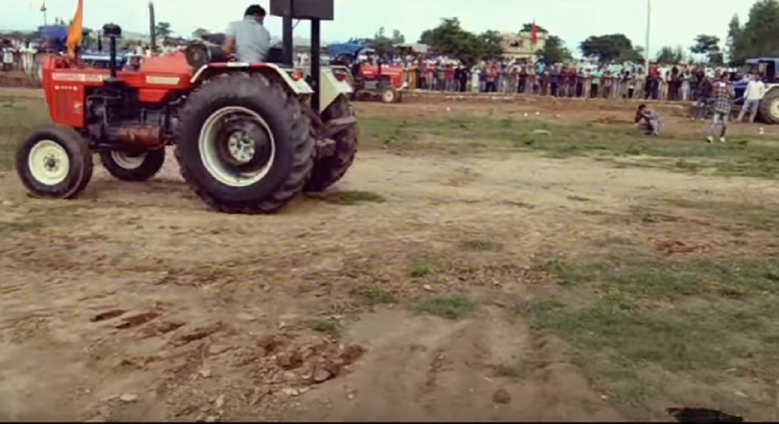 Il contadino che fa le impennate col trattore