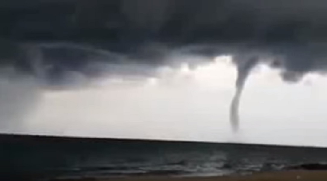 Maltempo Puglia, tromba marina a Campomarino di Maruggio (Taranto)