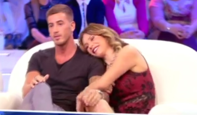 Malena la Pugliese a Pomeriggio 5: il tronista Ivan Gonzalez ci prova con lei