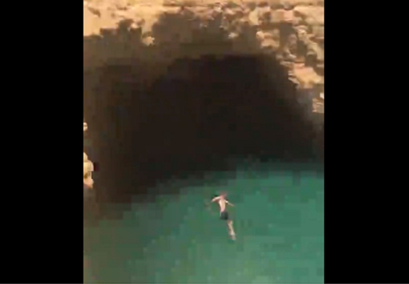 YOUTUBE Portogallo, si tuffa dalla scogliera ma...atterra in una barca