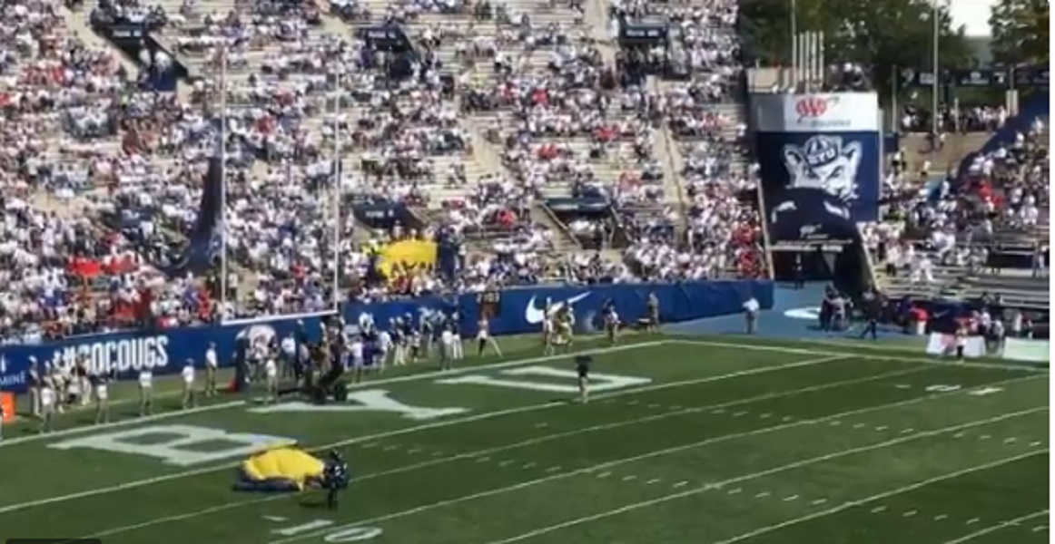 Paracadutista sbaglia atterraggio rischia di finire fuori dallo stadio VIDEO