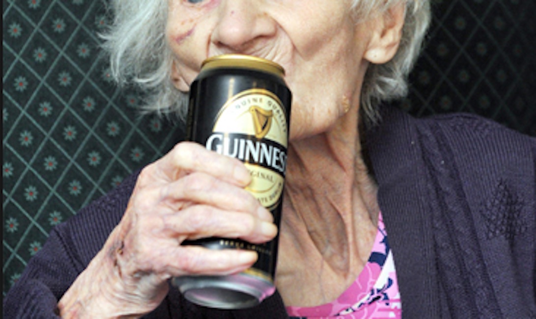 Anziana esce ubriaca dal ristorante e gli fa causa: è caduta e si è fratturata l'anca