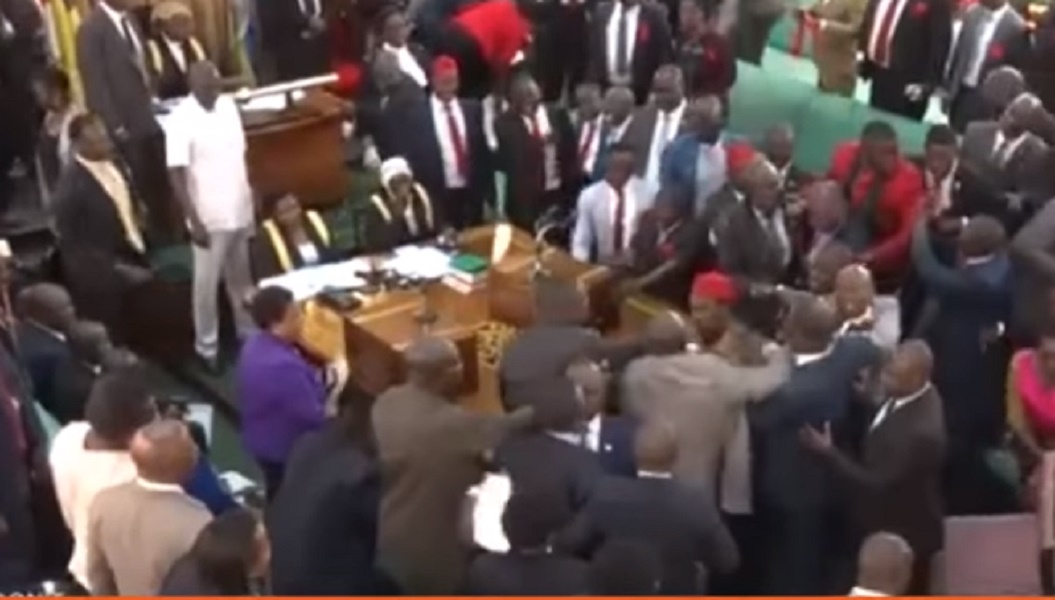Uganda, rissa al Parlamento: aste dei microfoni usate come arma