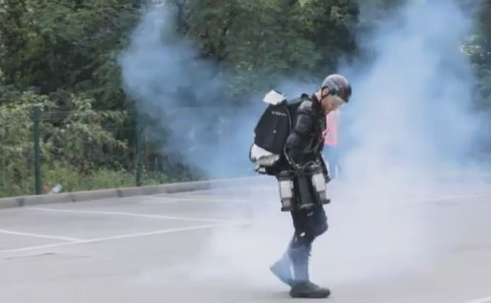 Richard Browning vola come "Iron Man": uomo razzo si esibisce a Genova