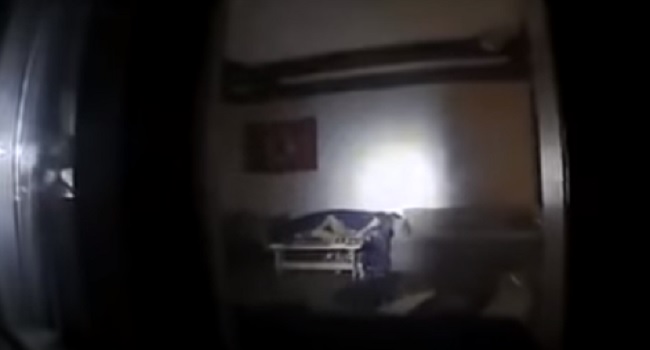 YOUTUBE Prova a violentare due donne, arriva la polizia e... lo trovano così sul divano