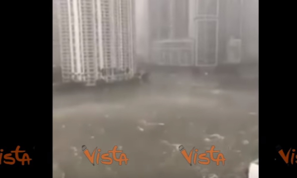 YOUTUBE Uragano Irma, il mare scavalca la diga di Miami e invade le strade