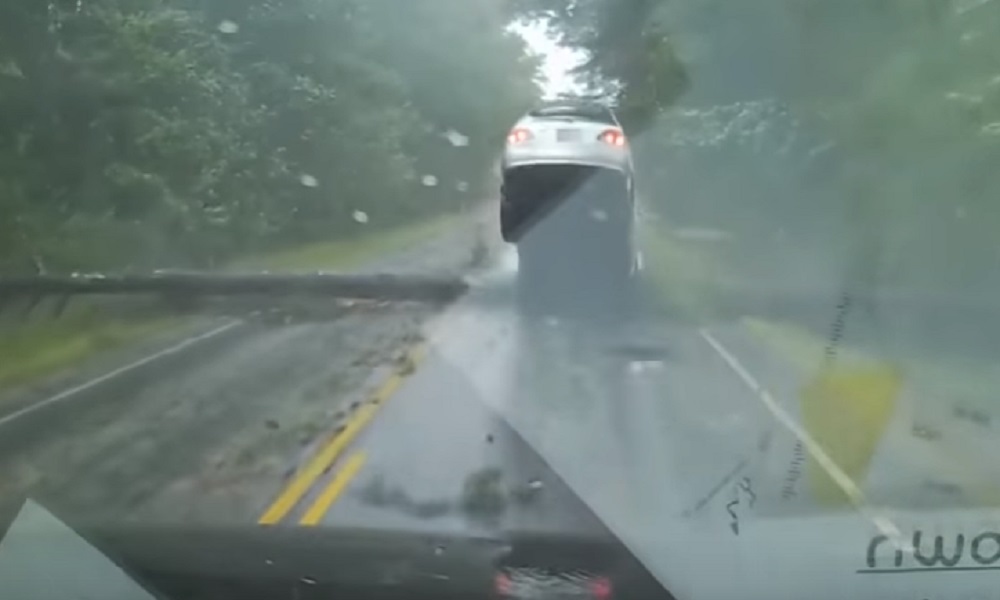 YOUTUBE Uragano Irma, l’albero si schianta sull’auto in corsa