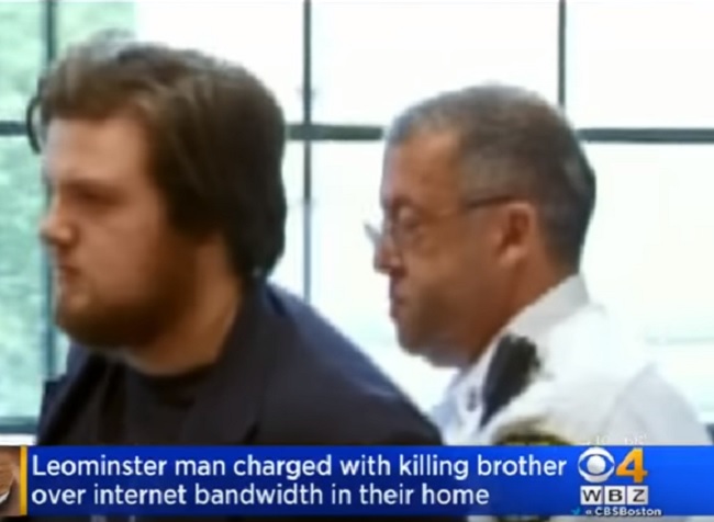 Ammazza il fratello a coltellate: "Mi rallentava la connessione internet"