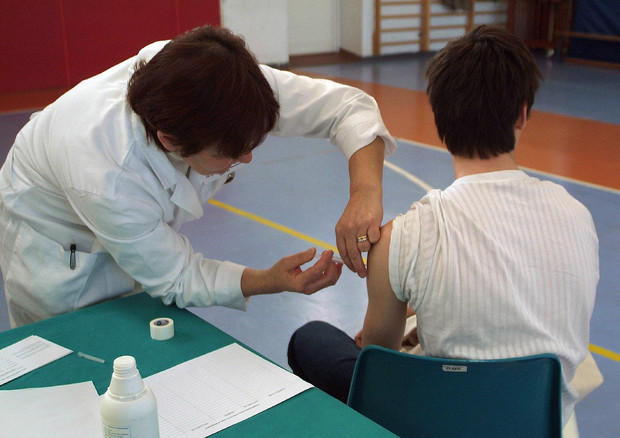Vaccini a scuola: basta l'auto dichiarazione. Ecco come si fa