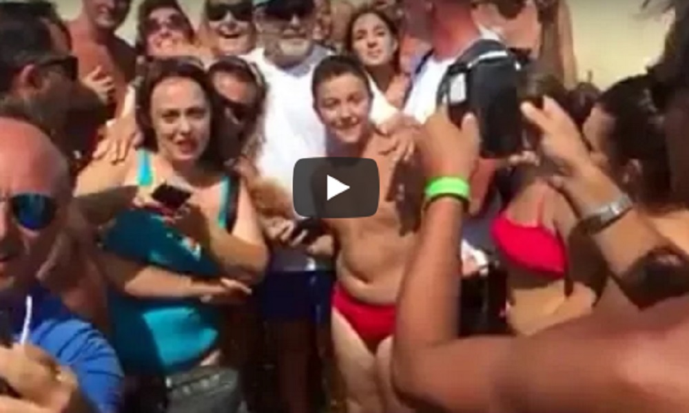 Vasco Rossi a sorpresa fra i bagnanti a Castellaneta Marina, l'assedio dei fan VIDEO