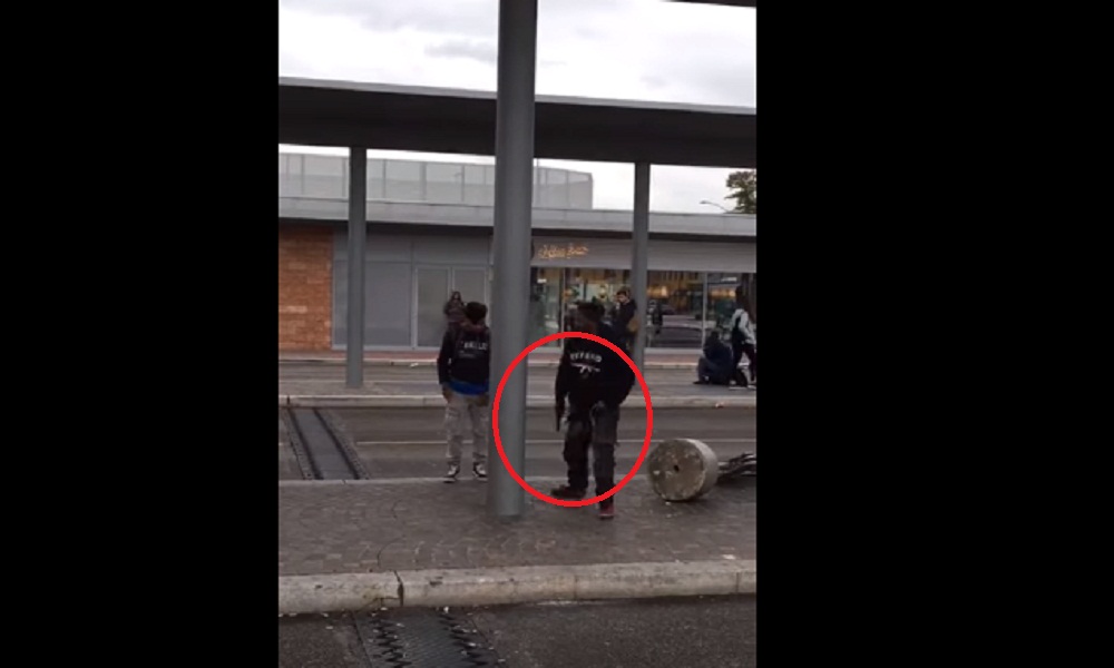 YOUTUBE Verona, rissa tra stranieri. Uno tira fuori la pistola: arrestato