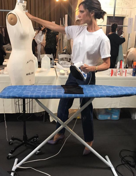 Victoria Beckham, FOTO Instagram mentre stira: 130mila like e tanti commenti ironici