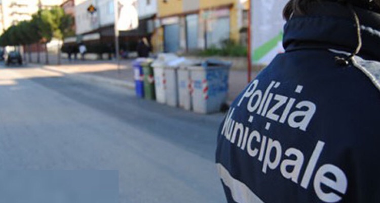 Catania, vigile lo blocca in scooter: giovane torna con il branco e lo assale