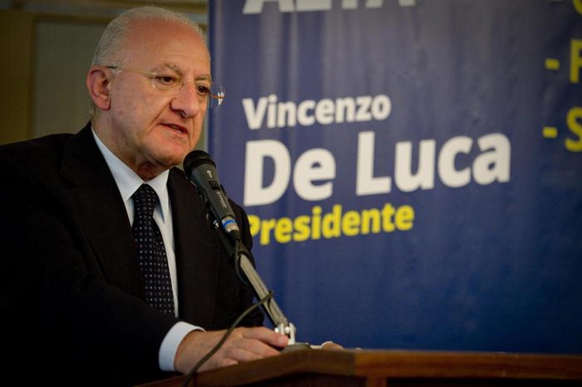 Salerno, auto del governatore Vincenzo De Luca si scontra con motorino