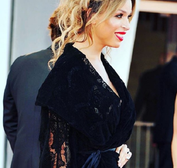 Vittoria Schisano, attrice trans senza mutande al Festival di Venezia FOTO