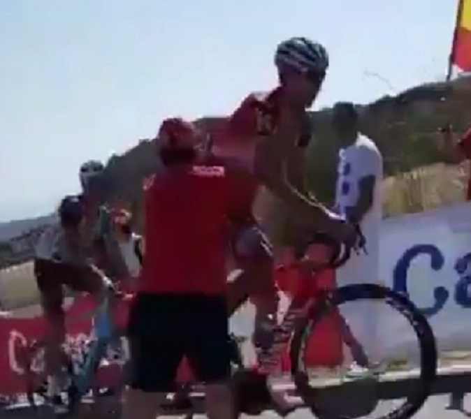 Vuelta di Spagna, Maxim Belkov aggredito durante corsa