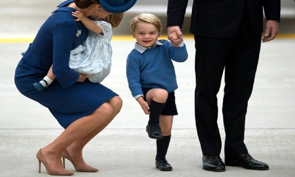 Il principe William e Kate in Canada con i piccoli George e Charlotte (foto Ansa)