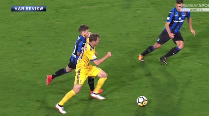 Papu Gomez mostra labbro dopo gomitata Lichtsteiner: "E' simulazione questa?"