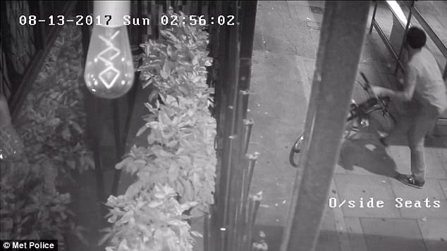 Ciclista finisce a terra sul marciapiede