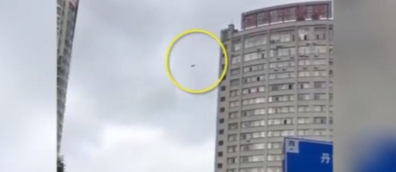 Cina, per non pagare l'albergo si aggrappa ai cavi dal 19esimo piano