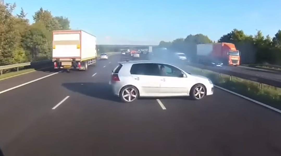 Auto finisce di traverso sull'autostrada: bus rischia grosso, poi....