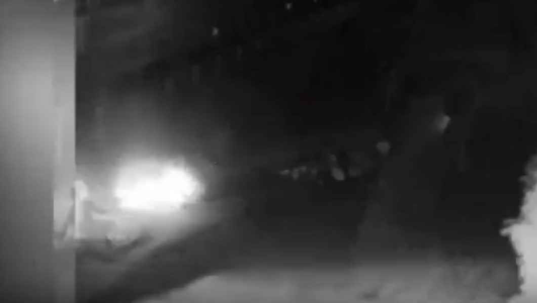 Si ribalta con l'auto e viene sbalzato fuori dal finestrino: illeso