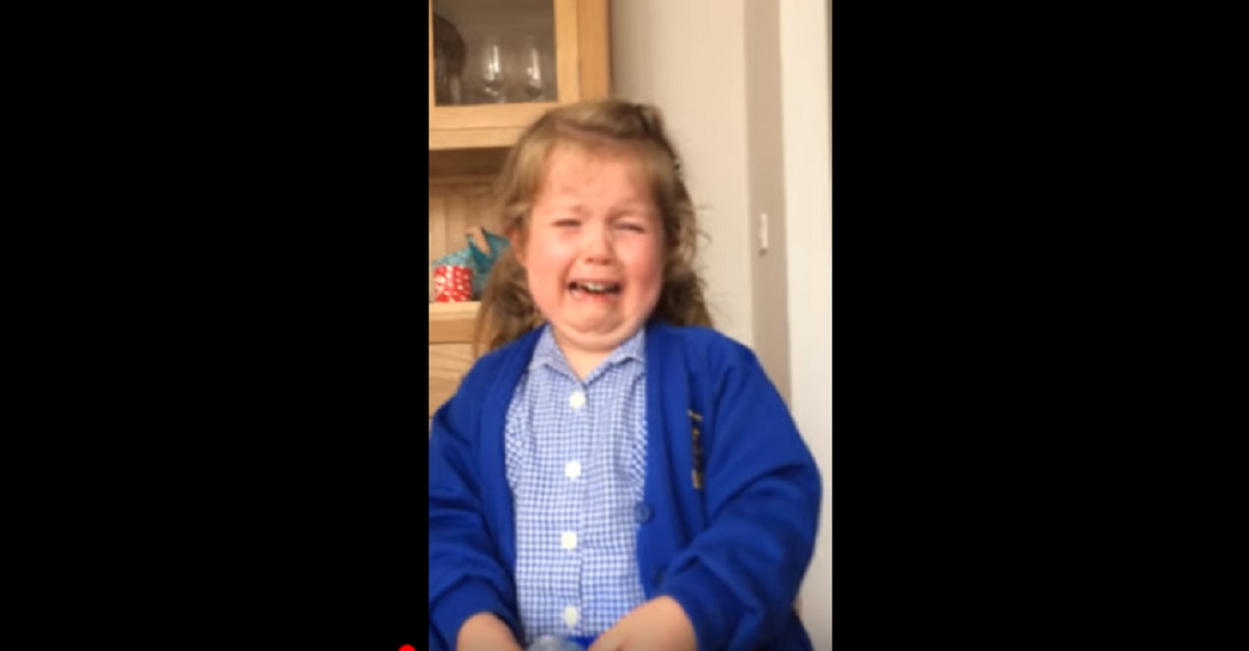 mamma_fratellino-figlia-piange