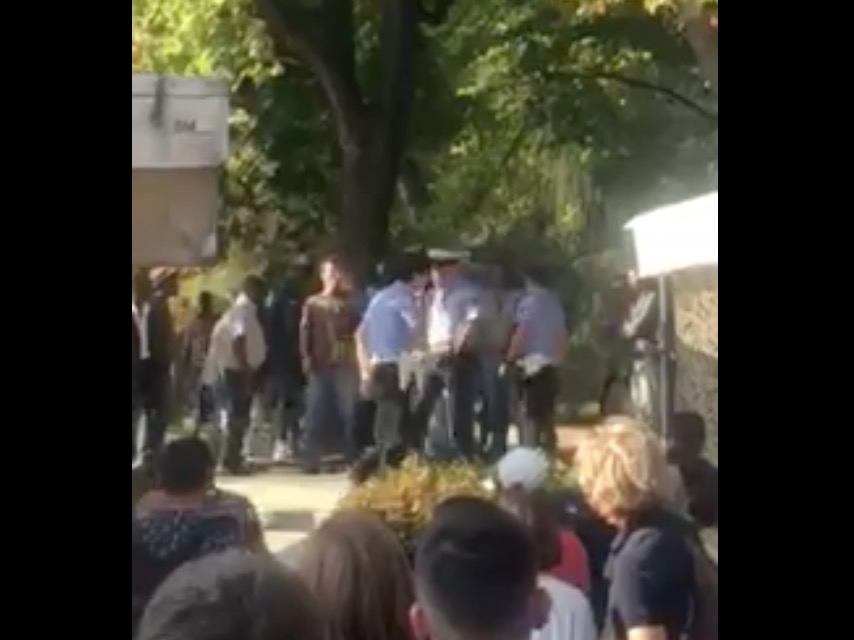 Bologna, polizia arresta immigrato: i suoi amici circondano gli agenti VIDEO