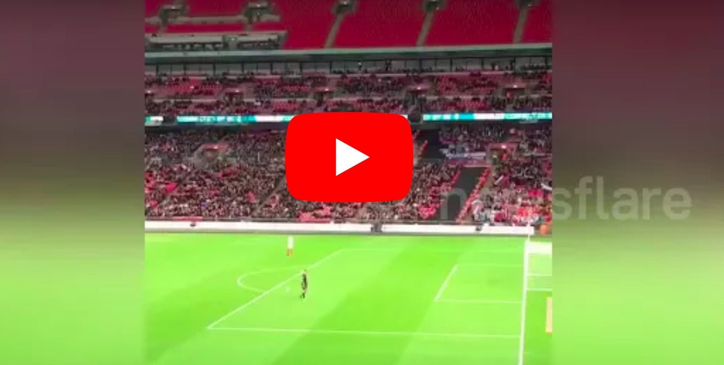 YOUTUBE aeroplanino di carta in gol, ovazione a Wembley