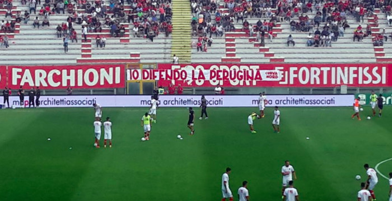 Io difendo la perugina: striscioni, maglie durante Perugia-Pro Vercelli