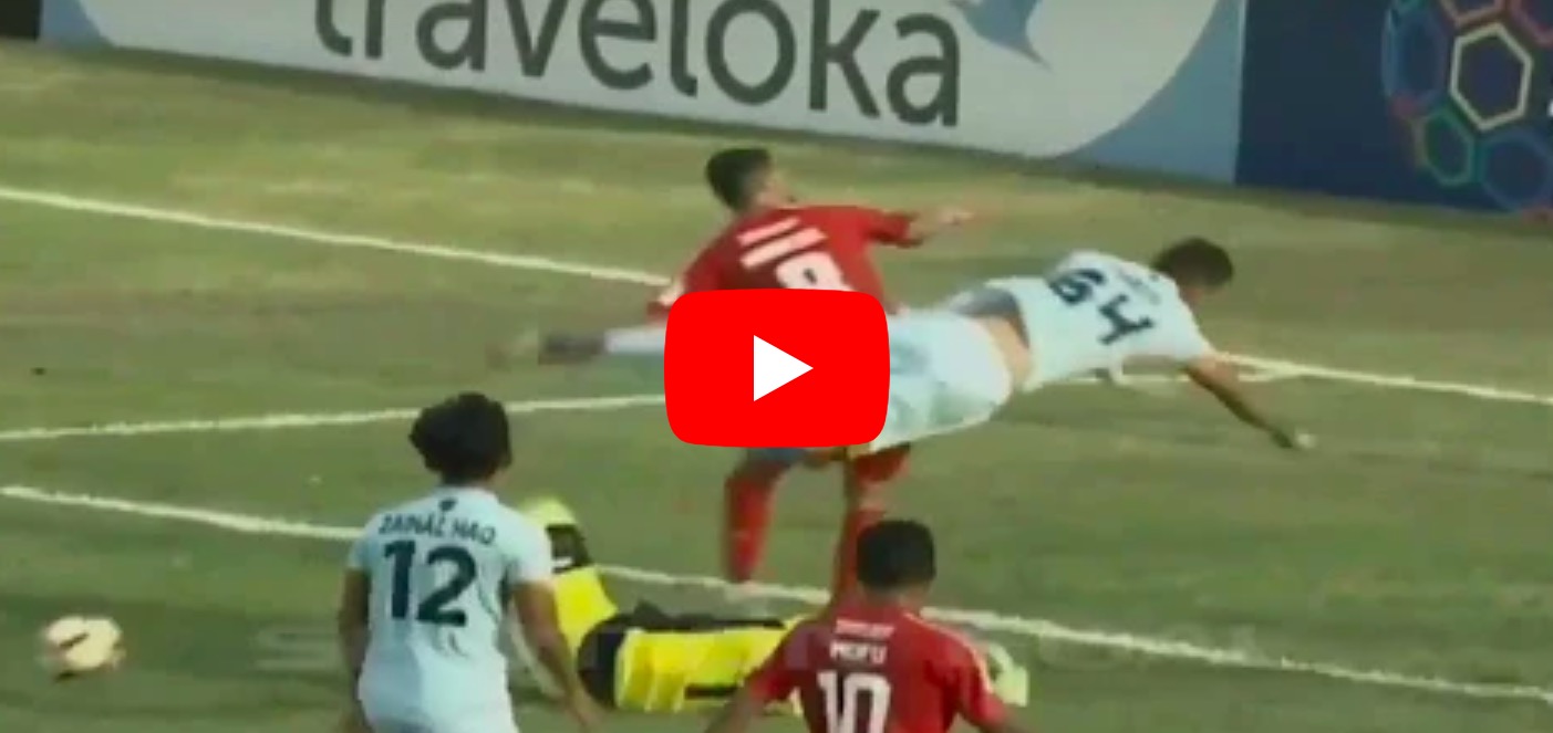 YOUTUBE Tragedia in Indonesia, il portiere Choirul Huda muore dopo ginocchiata