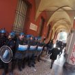 studenti_corteo_lancio_oggetti