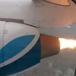 Il motore dell'aereo prende fuoco in volo. Passeggero terrorizzato filma tutto