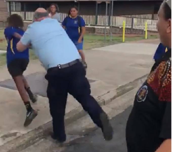 Australia-poliziotto-picchia-australia