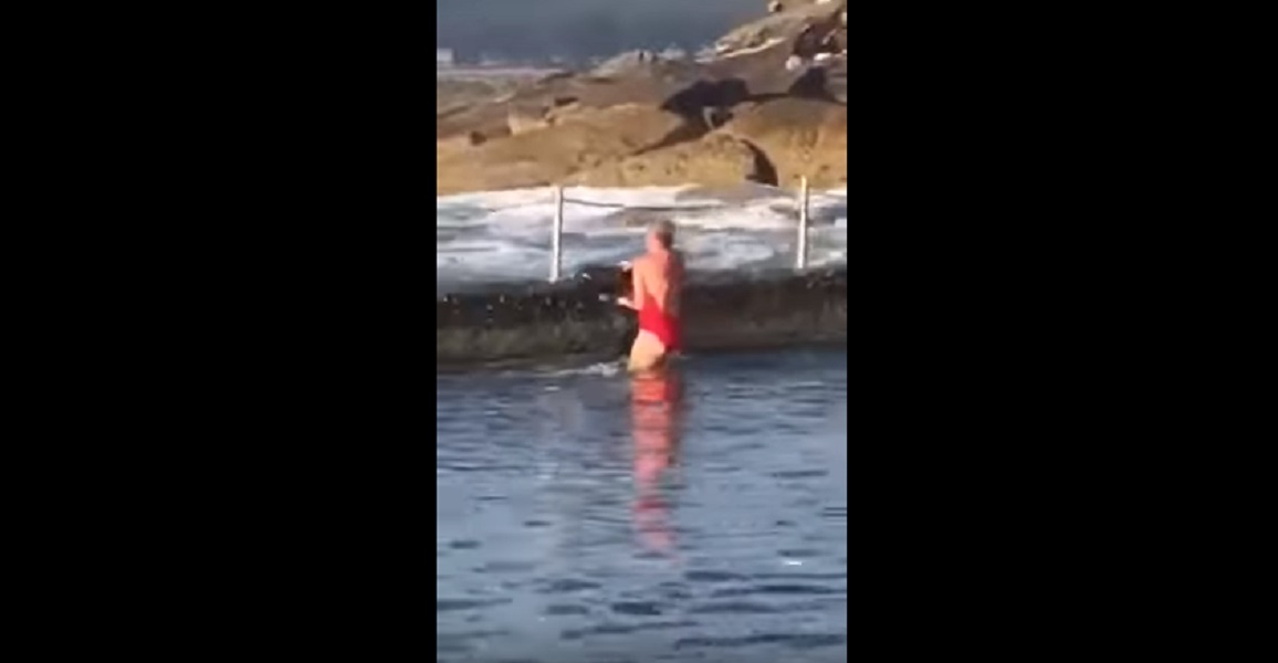 australia_squalo_vasca_ragazza